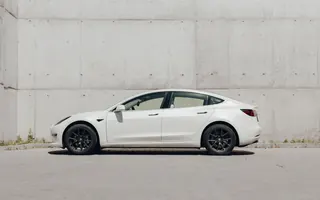 Tesla Model 3 widziana z lewego profilu