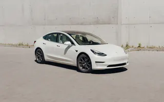 Tesla Model 3 widziana z przodu i z lewego profilu