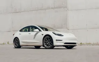 Tesla Model 3 widziana z przodu i z prawego profilu