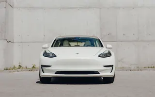 Tesla Model 3 widziana centralnie z przodu