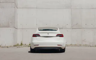 Tesla Model 3 widziana centralnie z tyłu