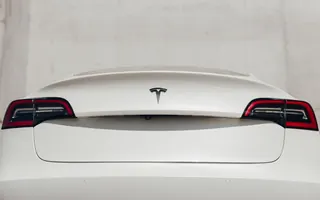Zbliżenie na tył Tesli Model 3