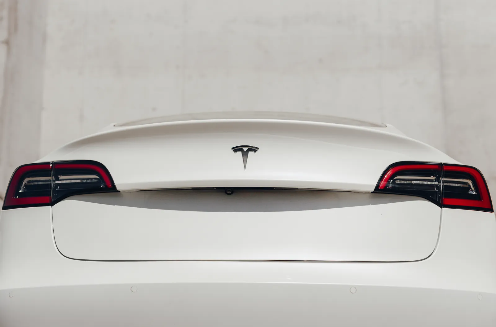 Tesla Model 3 przy planowaniu przebiegu wynajmu