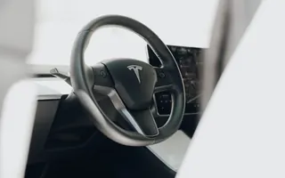 Wnętrze Tesli Model 3 z kierownicą i centralnym ekranem
