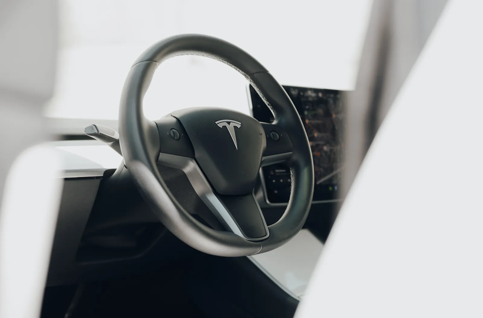 Wnętrze Tesli Model 3 podczas urodzinowego wynajmu