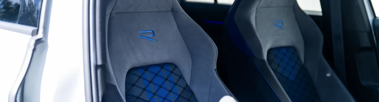 Sportowe fotele Volkswagen Golf 8 R z emblematami R