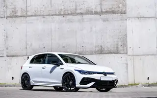 Volkswagen Golf 8 R z przodu i z lewego profilu
