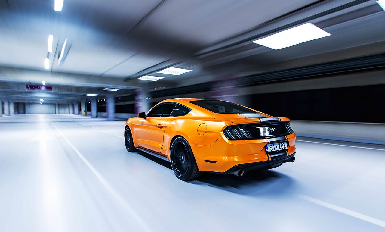 Pędzący Pomarańczowy Ford Mustang w tunelu