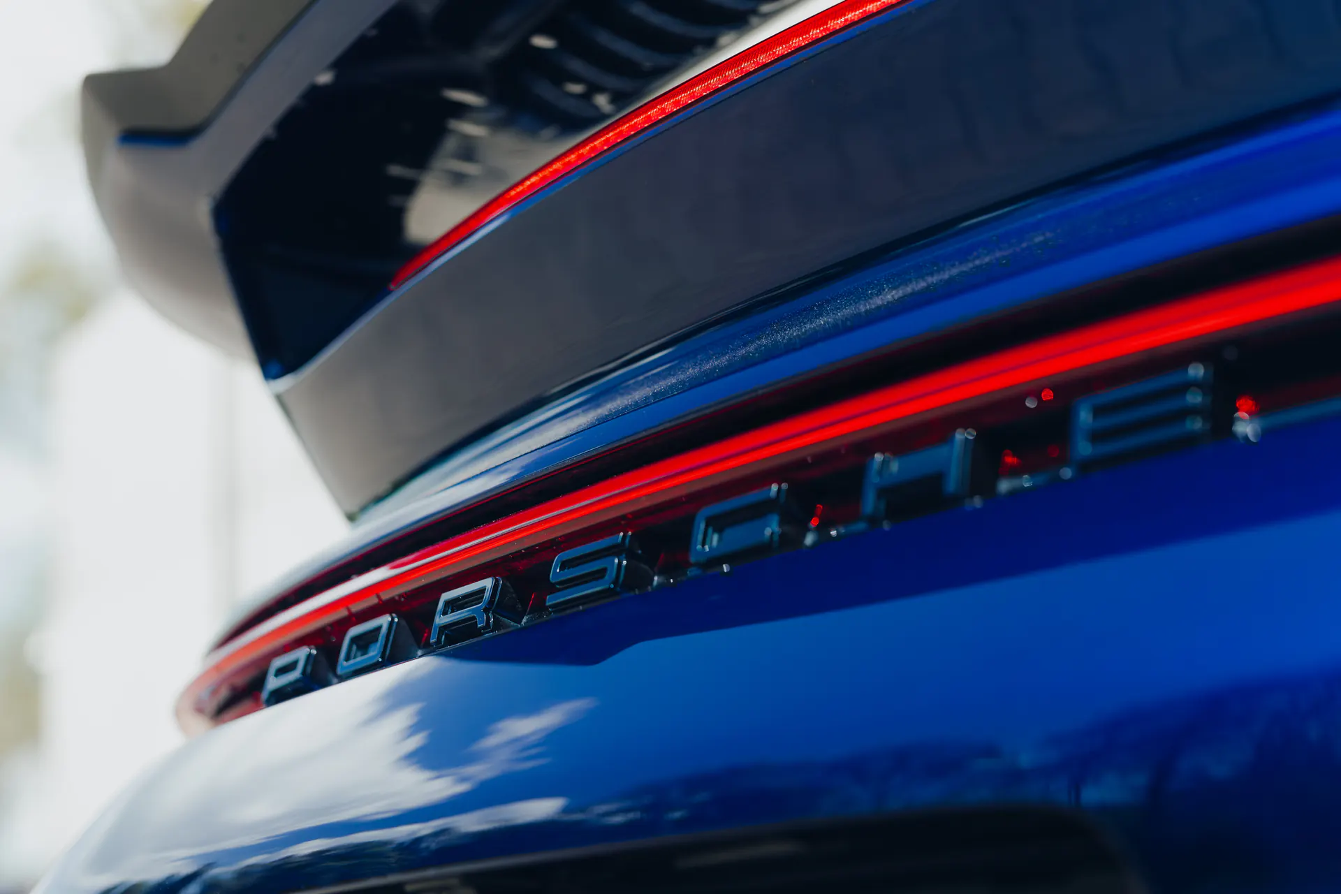 Tył Porsche 911 Carrera 4 i charakterystyczna linia nadwozia